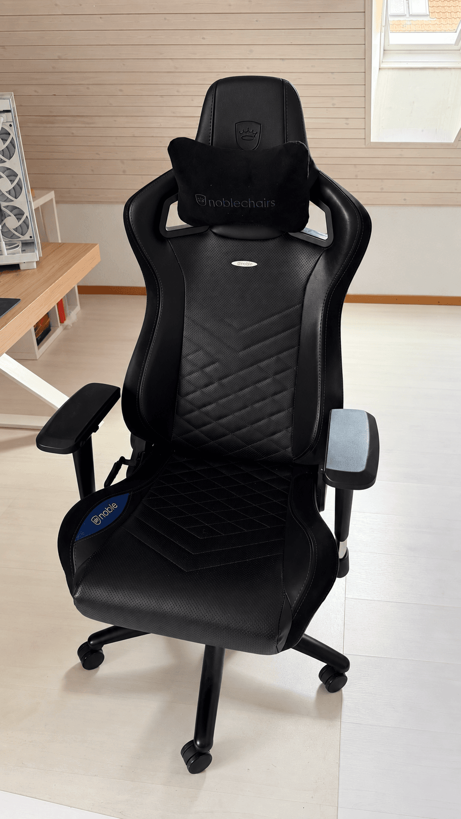 Noblechairs Epic zum Testen in Weisslingen